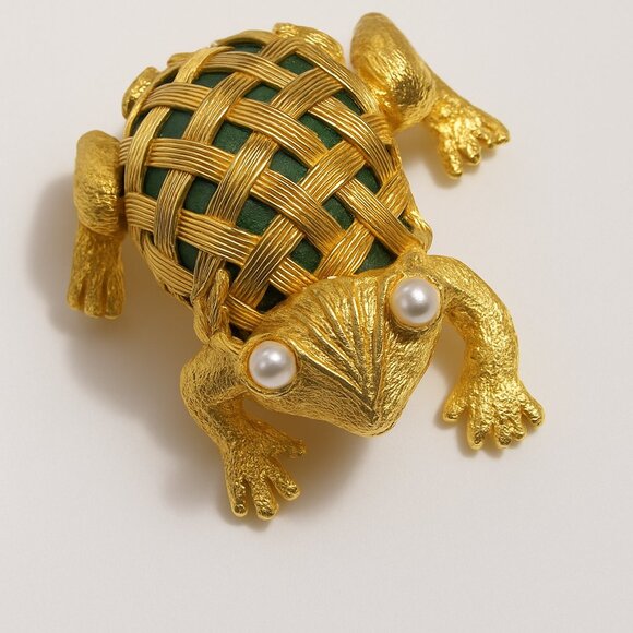 Vintage Gold Plate Frog Brooch – Basket Weave Green Back, Pearl Eyes 10 kt GP - Picture 1 of 10